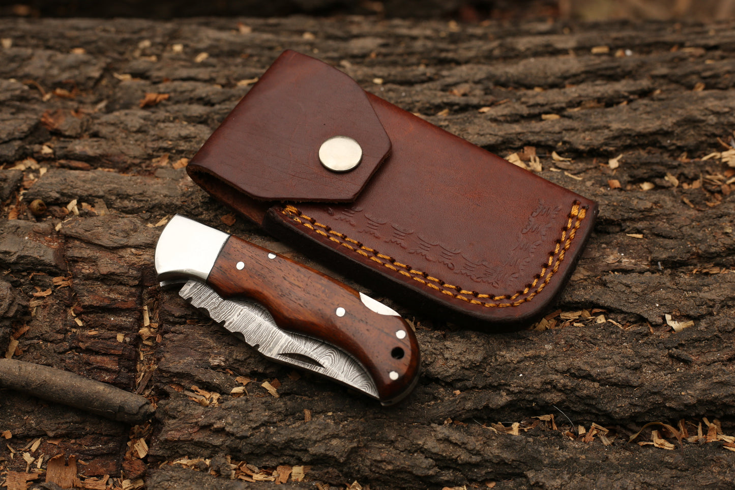 Hand-Crafted Damascus Steel Hunting Folding Knife – Multi-Color Pakkawood/Rosewood Handle