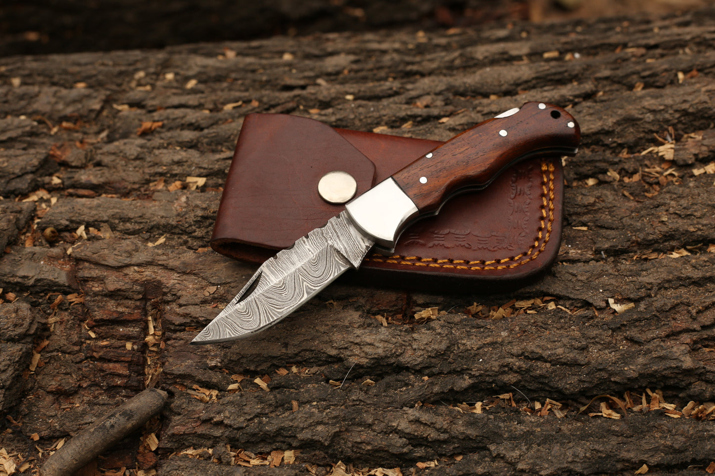 Hand-Crafted Damascus Steel Hunting Folding Knife – Multi-Color Pakkawood/Rosewood Handle