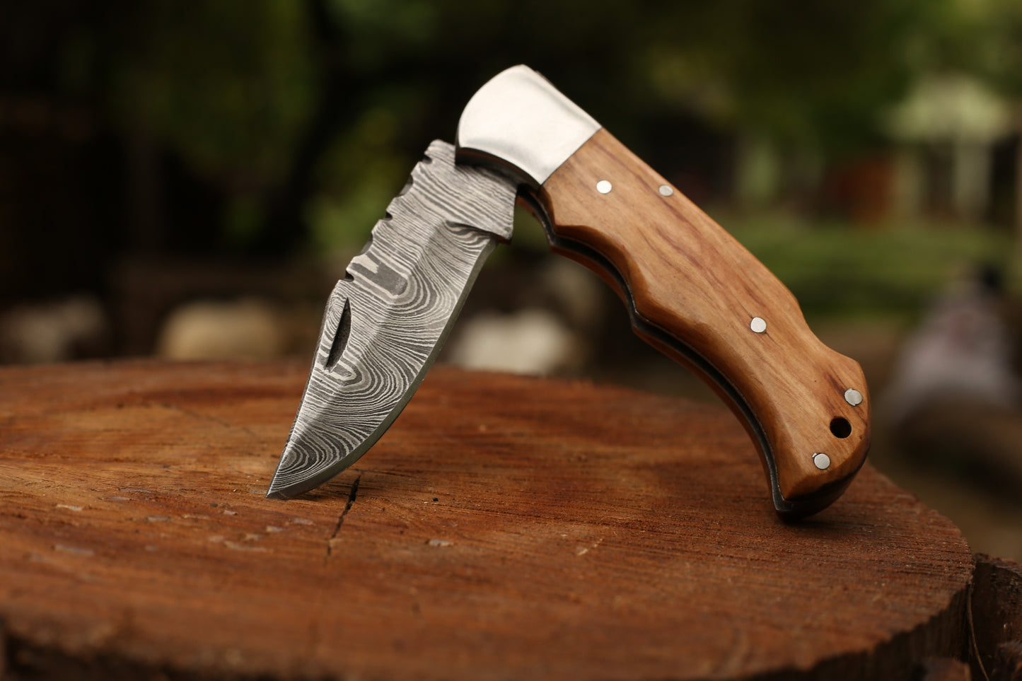 Hand-Crafted Damascus Steel Hunting Folding Knife – Multi-Color Pakkawood/Rosewood Handle
